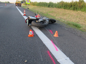 Žena zachraňovala motorkářku po nehodě na D46 u Prostějova. Policie ji žádá o svědectví