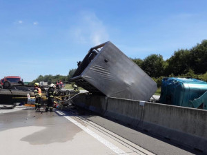 Dálnice D1 na Ostravu je u Hranic kvůli nehodě a požáru kamionu uzavřená