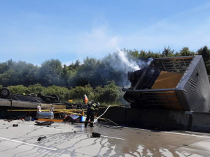 Dálnice D1 na Ostravu je u Hranic kvůli nehodě a požáru kamionu uzavřená