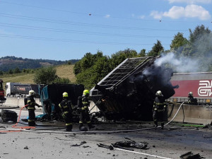 Dálnice D1 na Ostravu je u Hranic kvůli nehodě a požáru kamionu uzavřená