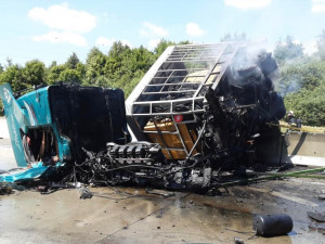 Dálnice D1 na Ostravu je u Hranic kvůli nehodě a požáru kamionu uzavřená