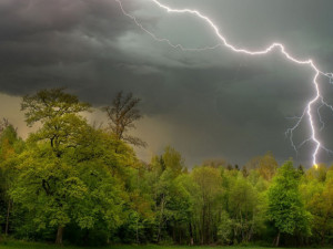 Meteorologové varují před silnými bouřkami a kroupami. Pro střední Moravu platí výstraha až do večera