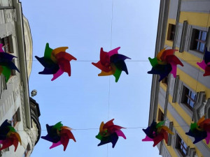 ANKETA: Centrum Olomouce opět ozdobily barevné větrníky. Jak se vám líbí?