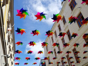 ANKETA: Centrum Olomouce opět ozdobily barevné větrníky. Jak se vám líbí?