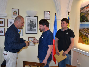 Město Hranice ocenilo hasiče, který zachránil mladíka z hořícího domu. Ten zapálil jeho děda