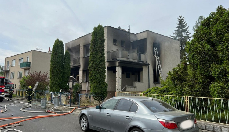 Město Hranice ocenilo hasiče, který zachránil mladíka z hořícího domu. Ten zapálil jeho děda