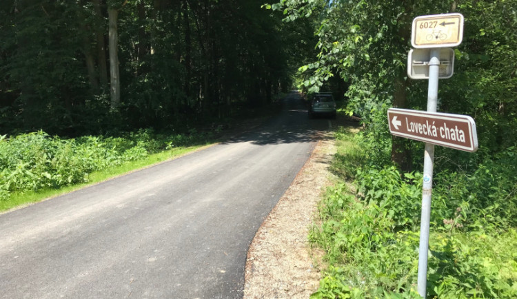 Turisté se dostanou snadněji k Lovecké chatě v Litovelském Pomoraví. Cesta má asfaltový povrch