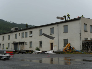Kvůli bouřkám hasiči vyjížděli k popadaným stromům. Na Jesenicku pomáhali s utrženými střechami