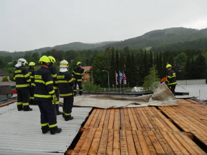 Kvůli bouřkám hasiči vyjížděli k popadaným stromům. Na Jesenicku pomáhali s utrženými střechami