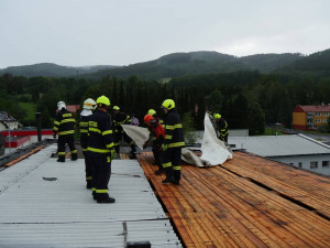 Kvůli bouřkám hasiči vyjížděli k popadaným stromům. Na Jesenicku pomáhali s utrženými střechami
