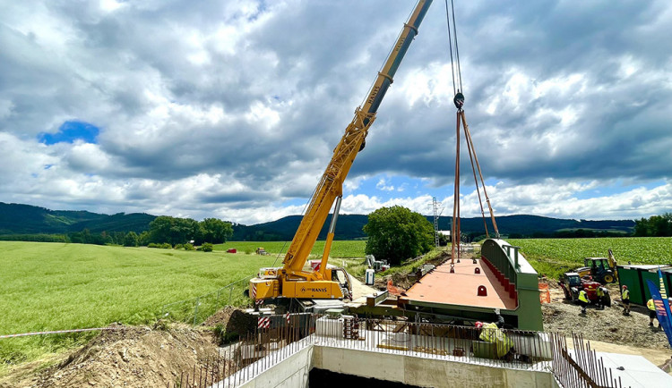 Instalace konstrukcí nového železničního mostu, kterým se zvýší i podjezd pro auta pod tratí