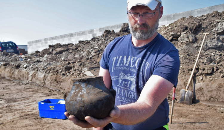 Archeologové objevili ve Slavoníně další desítky žárových hrobů. Jde o největší osadu svého druhu na Moravě