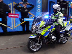 VIDEO: Policie v kraji potřebuje doplnit stavy. V kampani využívá i náborovou tramvaj