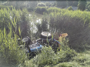 Při sekání trávy se ve Vernířovicích malý traktor převrátil do rybníka. Řidič se málem utopil