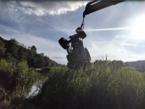 Při sekání trávy se ve Vernířovicích malý traktor převrátil do rybníka. Řidič se málem utopil