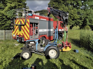 Při sekání trávy se ve Vernířovicích malý traktor převrátil do rybníka. Řidič se málem utopil