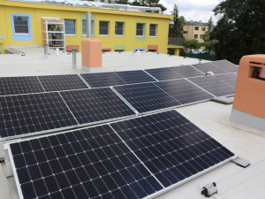 Olomoucká Barevná školka zezelenala. Napájí ji solární elektrárna na střeše