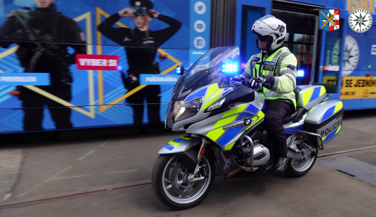 Policie v kraji potřebuje doplnit stavy. V kampani využívá i náborovou tramvaj