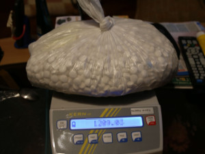 Policisté zajistili při domovních prohlídkách velké zásoby látek pro výrobu drog i již hotového pervitinu