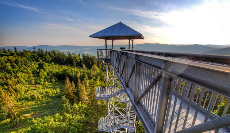 TIP NA VÝLET: Hraniční vrch je opravdu unikátní, dvojitá rozhledna