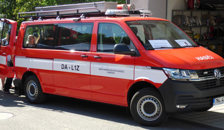 FOTOGALERIE: Hasiči z Dubicka mají novou cisternu. Požehnal jí mons. Basler