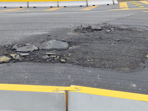 Nový rondel pod náporem kamionů: silnice v Přerově potřebuje po dvou měsících havarijní opravu