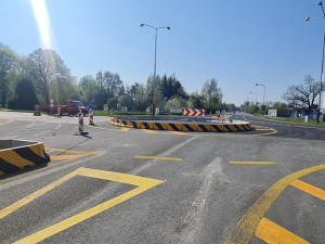 Nový rondel pod náporem kamionů: silnice v Přerově potřebuje po dvou měsících havarijní opravu