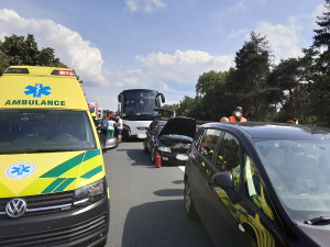 Na dálnici u Mohelnice boural autobus plný dětí, dvě se zranily