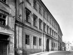 Olomoucká univerzitní budova vznikla sloučením dvou rozdílných objektů s odlišnou historií