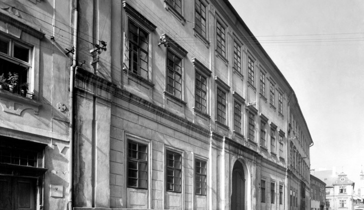Průčelí budovy na počátku 20. století