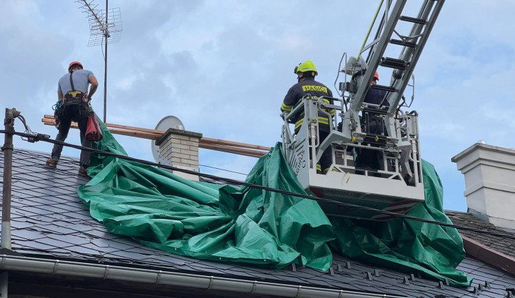 VIDEO: V Moravském Berouně velké kroupy poškodily střechy. Na místě zasahovalo lezecké družstvo hasičů
