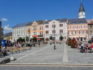 Současná vedra nesnesitelně rozpalují ulice a náměstí. Přerov chce do centra dostat více zeleně