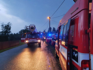 Prostřílené střechy a desítky rozbitých aut. Moravský Beroun se probudil po extrémním krupobití