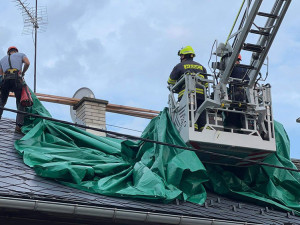 Prostřílené střechy a desítky rozbitých aut. Moravský Beroun se probudil po extrémním krupobití