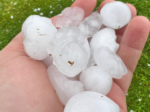 Prostřílené střechy a desítky rozbitých aut. Moravský Beroun se probudil po extrémním krupobití