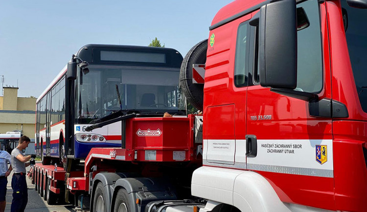 Transport dvojice autobusů zajistili hasiči z Hlučína