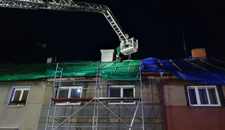 Hasiči provizorně zajistili část střech v průběhu noci, další škody se ukázaly s rozedněním