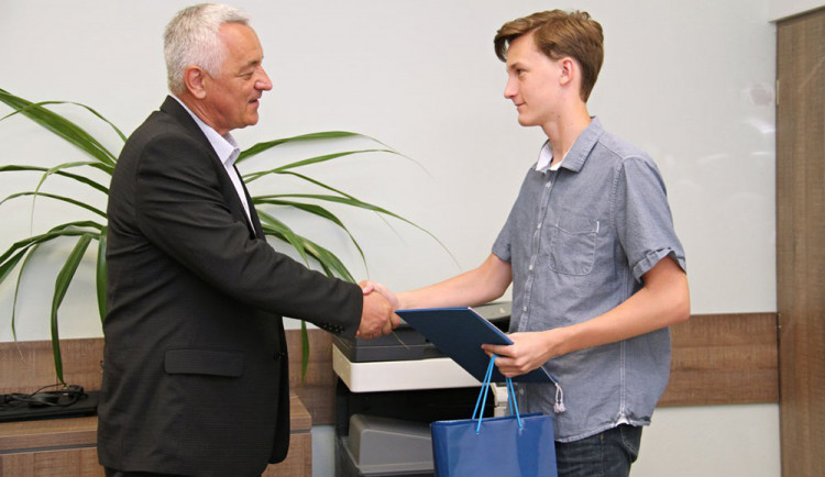 Za statečnost při snaze o záchranu lidského života poděkoval Martinu Hublarovi také hejtman Olomouckého kraje Josef Suchánek