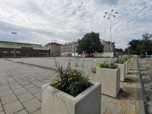 Tržnici zkrášlí posezení s květinami. Opuštěná budova je k mání za 60 milionů