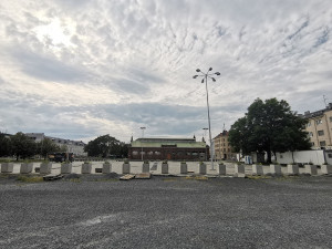 Tržnici zkrášlí posezení s květinami. Opuštěná budova je k mání za 60 milionů