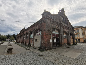 Tržnici zkrášlí posezení s květinami. Opuštěná budova je k mání za 60 milionů