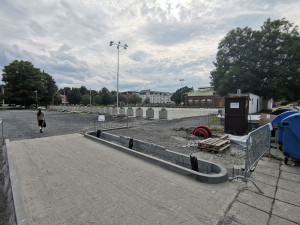 Tržnici zkrášlí posezení s květinami. Opuštěná budova je k mání za 60 milionů