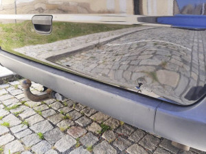 Skákal po autech, v cele urval i vodovodní baterii. Policisté zklidňovali běsnícího cizince