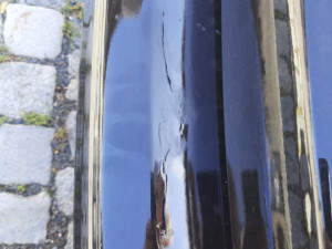 Agresivní cizinec kopal v Tovačově do aut, škoda přesáhne sto tisíc korun