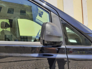 Agresivní cizinec kopal v Tovačově do aut, škoda přesáhne sto tisíc korun