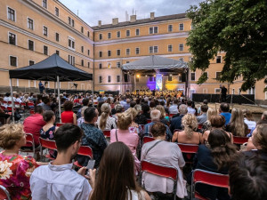 Koncert v Hanáckých kasárnách vynesl ukrajinským uprchlíkům 65 tisíc korun