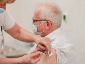 Vakcinologové doporučují čtvrté očkování proti covidu lidem nad šedesát