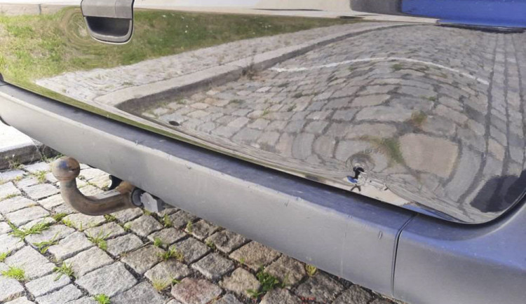 Agresivní cizinec kopal v Tovačově do aut, škoda přesáhne sto tisíc korun