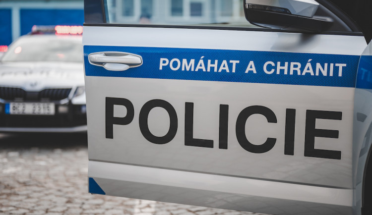 Řidič srazil cyklistku a ujel. Policie po něm pátrá