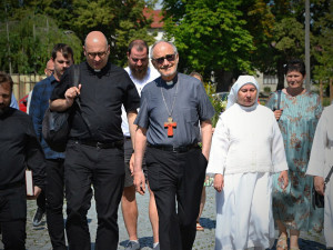 Svatý Kopeček navštívil kardinál Czerny. Nesmírná čest, těšilo zástupce charity